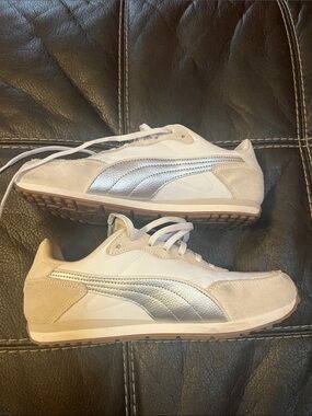 Puma White Sneaker with Silver Stripe 9 wide